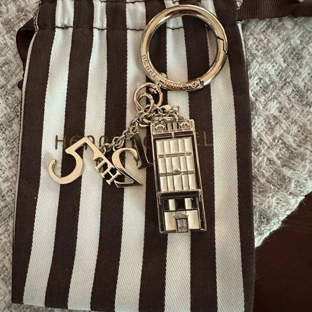 Gorgeous Henri Bendel Iconic 712  5th Avenue Gold Keychain Fob Bag Charm VGUC